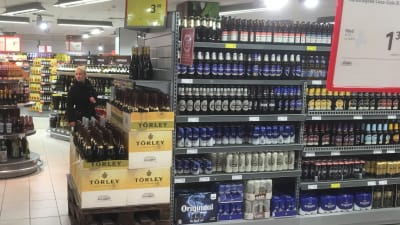 Öl och annan alkohol i en vanlig matbutik i Tallinn