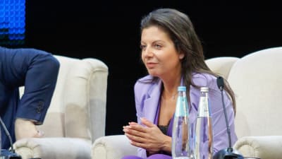 RT:s chefredaktör Margarita Simonjan sitter på en soffa.