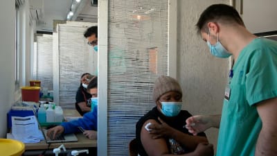 Kvinna får vaccin mot covid-19 i Israel.