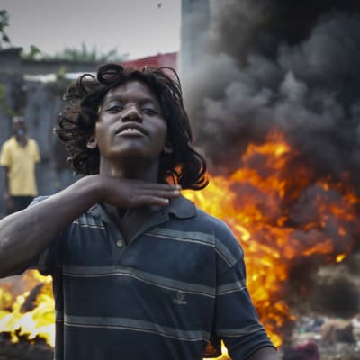 Demonstrant framför brinnande barrikader i Bujumbura i Burundi