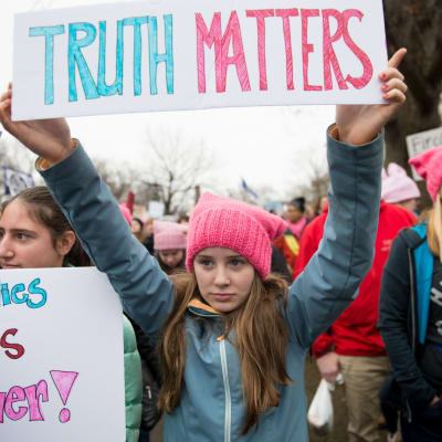 "Sanningen spelar en roll" står det på skylten som flickan bär på i kvinnomarschen i Washington i USA.