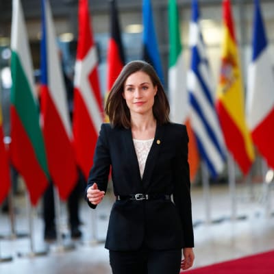 Pääministeri Sanna Marin saapuu EU:n huippukokoukseen Brysselissä.