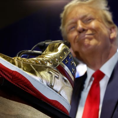 Donald Trump visade upp de nya gyllene gymnastikskorna på sneakersmässa i Philadelphia. 