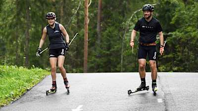 Rebecca Ehrnrooth och tränaren Simo-Viljami Ojanen åker rullskidor i Oitans, Esbo.