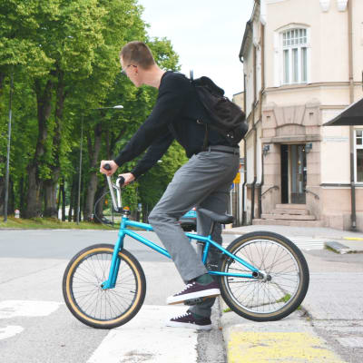 Collage på en person som cyklar och ett grönt trafikljus.