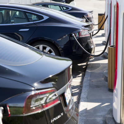 Tesla-sähköautoja latauksessa Norjassa. 