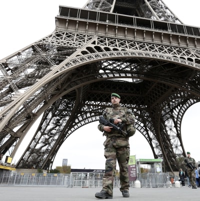 Fransk soldat patrullerar vid Eiffeltornet i november 2015.