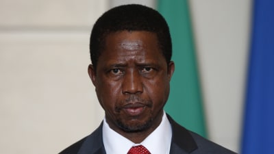 Zambias president Edgar Lungu är på andra plats i rösträkningen efter oppositionsledaren Hakainde Hichilema, men valet väntas bli ytterst jämnt