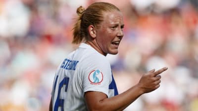 Anna Westerlund pekar i EM-match.