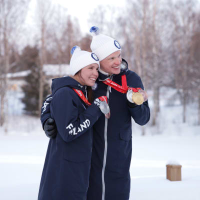 Kerttu och Iivo Niskanen visar upp sin OS-medaljer.
