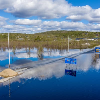 Tulvaveden katkaisema tie Enontekiön Karesuvannossa.