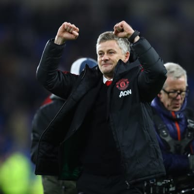 Ole Gunnar Solskjär sträcker armarna i luften