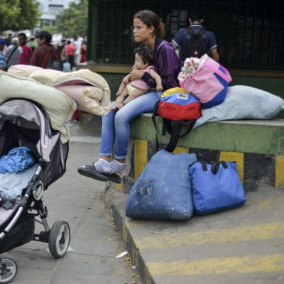 Kvinna och barn i Cucuta, Colombia efter att ha korsat gränsen mot Venezuela.