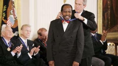 President George W. Bush fäster en medalj på den rwandska hotellägaren Paul Rusesabagina som räddade över 1 200 människor under inbördeskriget 1994
