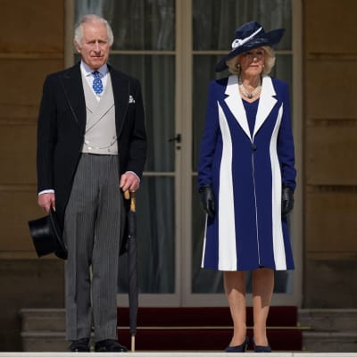 Kuningas Charles ja kuningatarpuoliso Camilla vastaanottavat vieraita.