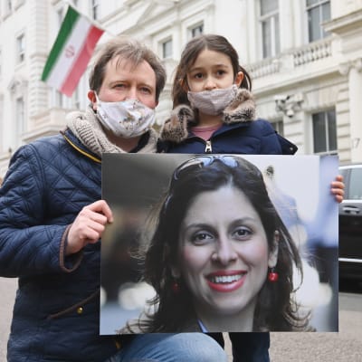 Journalisten Nazanin Zaghari-Ratcliffes man och dotter vädjar till Iran om att hon ska släppas fri. Utanför Irans ambassad iLondon 8.3.2021  