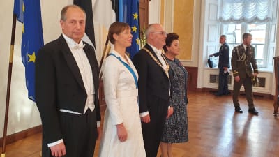 Estlands president Kersti Kaljulaid med sin man, och president Alar Karis med sin fru.