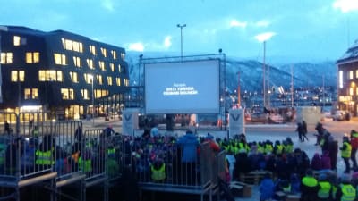 Utebiografen på stortorget i Tromsö invigs med en massa barn i publiken.