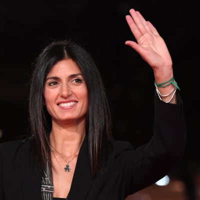 Roms borgmästare Virginia Raggi vinkar.