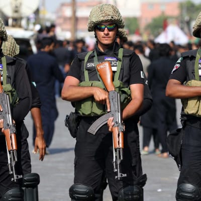Pakistanska poliser har slagit en ring runt det kinesiska konsulatet i Karachi
