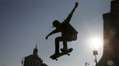 Skateboardåkare i luften.