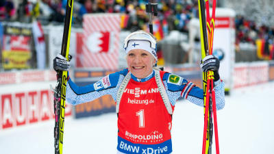 Kaisa Mäkäräinen jublar över seger, Ruhpolding januari 2016.