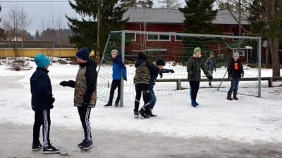Elever vid Kråkö skola spelar fotboll