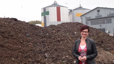 Slammet från reningsverket blandas med torv och sand och används bland annat för grönarbeten. Teija Paavola är utvecklingschef vid företaget Biovakka.