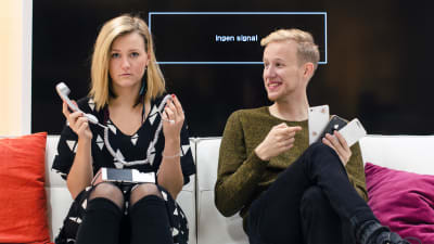 Märta Westerholm och Simon Karlsson med olika telefoner i händerna