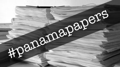 En hög papper och texten #panamapapers