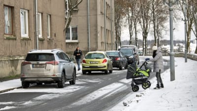 Ung mamma med barnvagn på Koidula-gatan i Narva.