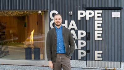 En museichef framför konstmuseet Chappe i Ekenäs.