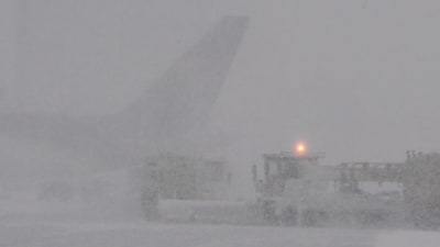 Snön vräker ner på Helsingfors-Vanda flygplats