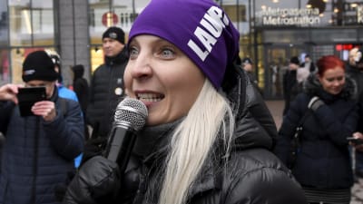 Laura Huhtasaari visar sitt stridsansikte.
