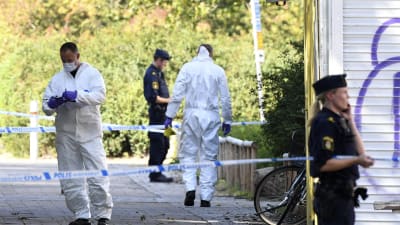  Polisens tekniker på platsen där en kvinna blev skjuten på Ribersborg i Malmö.