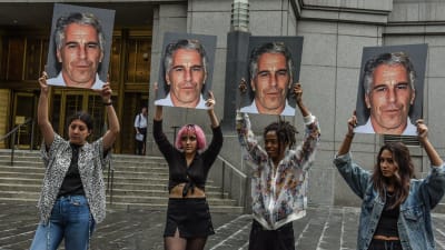 En protest mot Jeffery Epstein utanför ett tingshus i New York. Protestgruppen "Hot Mess" håller upp förstorade närbilder av Epstein.