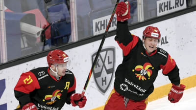 Brian O'Neill och Veli-Matti Savinainen firar mål.