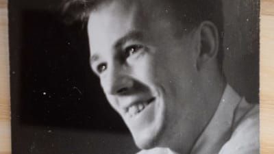 Svartvitt foto av Caj Bremer i unga år.