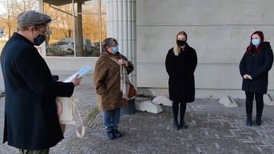 En man och tre kvinnor står utanför Pargas bibliotek.