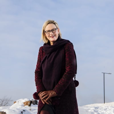 Riksdagsledamoten Eva Biaudet (SFP) står vid en strand i Brunnsparken i februari 2021.