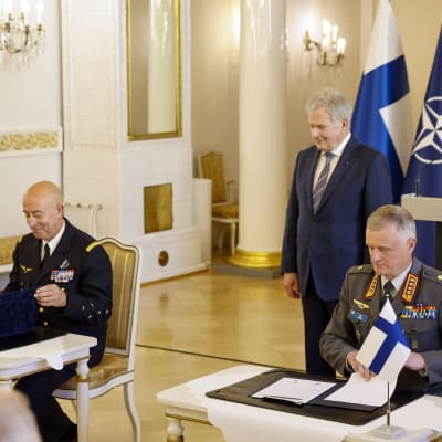 Naton transformaatiojohtoportaan komentaja, kenraali Philippe Lavigne, Presidentti Sauli Niinistö, sekä Puolustusvoimain komentaja, kenraali Timo Kivinen Presidentinlinnassa Helsingissä.