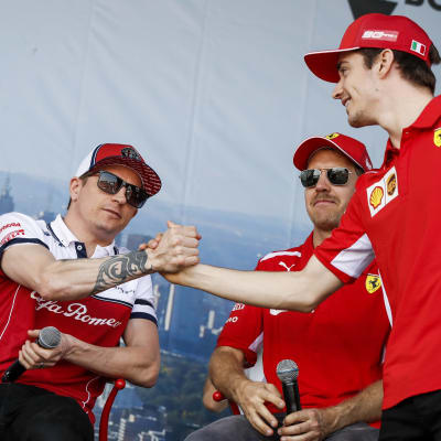 Kimi Räikkönen och Charles Leclerc skakar hand
