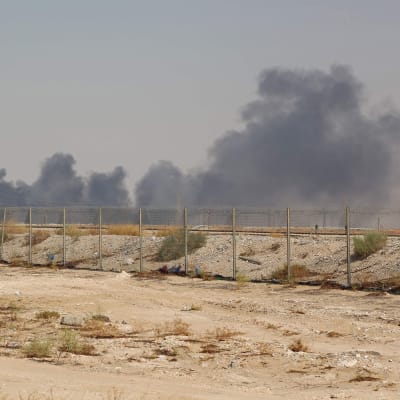 Massor rök stiger upp ovanför oljeanläggningen i Abqaiq.