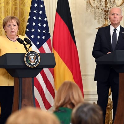 Joe Biden och Angela Merkel svarar på mediers frågor efter bilateralt möte den 15.7.2021.