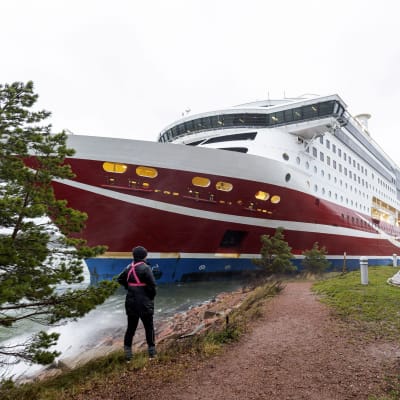 Viking Lines M/S Grace stötte på grund utanför Mariehamns hamn.