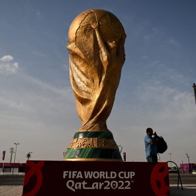 Stor VM-pokal på gatan i Qatar 2022.