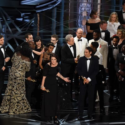 Producenten Adele Romanski håller tal då skådespelarna och andra i teamet bakom Moonlight firar att filmen fick Oscar i kategorin bästa film.