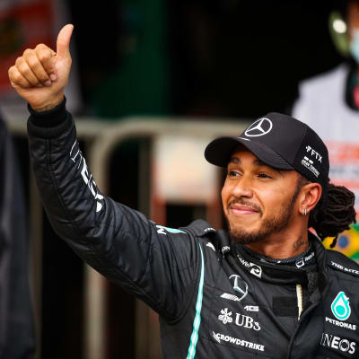 Lewis Hamilton visar tummen upp.