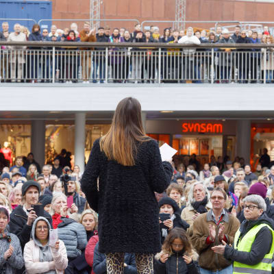 En talare och hundratals mänskor som lyssnar på Sergels torg i Stockholm.