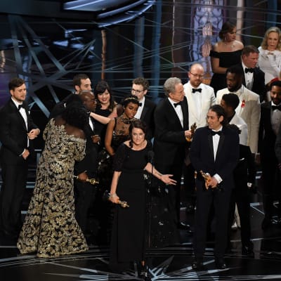 Producenten Adele Romanski håller tal då skådespelarna och andra i teamet bakom Moonlight firar att filmen fick Oscar i kategorin bästa film.